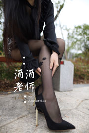[Welfare COS] Professor Jijiu - Vestindo seda preta antes da aula por engano