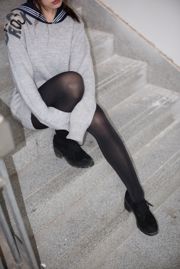 „Czarna dziewczyna na klatce schodowej” [Fundacja Sen Luo] BETA-007