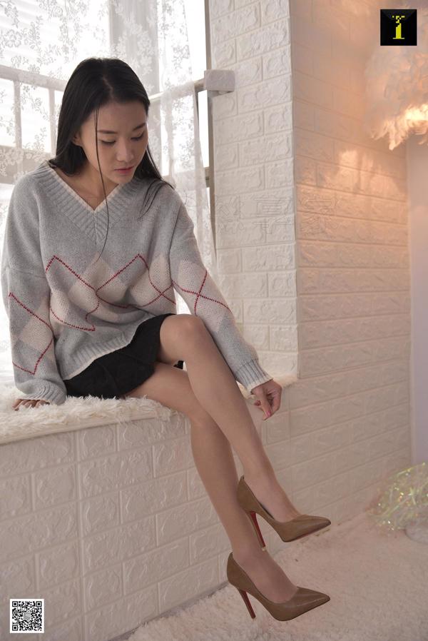 Leaf "Petite Leaf's Sweater" [Iss to IESS] Kaki yang indah dalam stoking